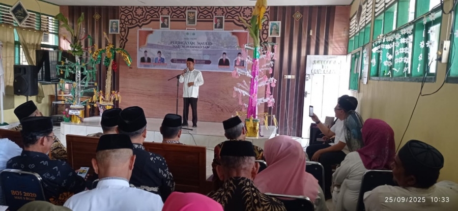 Kepala MAN 3 Bone, Mappeati memberikan sambutan pada peringatan Maulid Nabi Muhammad SAW di MAN 3 Bone ( Kmis, 25/09/25)