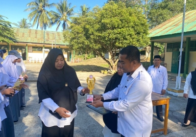 Penyerahan piala